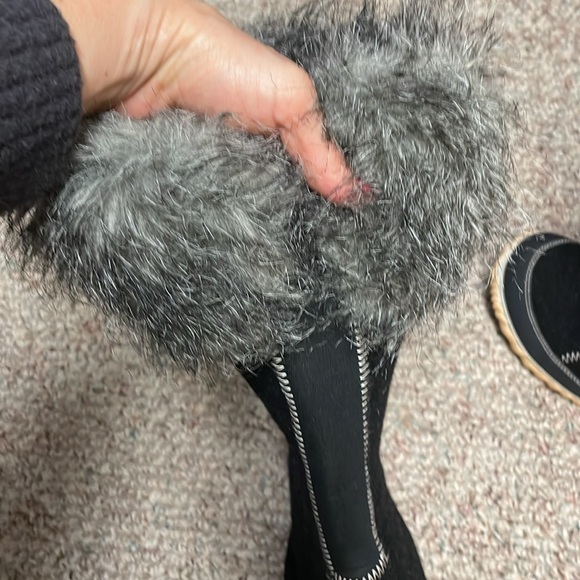 Sorel women’s high winter boots with rubber proof sole - Picture 2 of 9